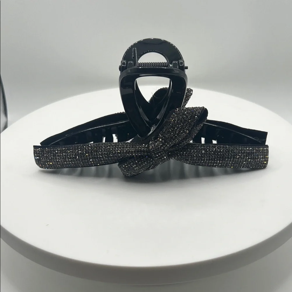 784. Elegant Black Hair Clip
